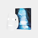 바다가 보이는 네모난 케이스 앞에 마스크 시트